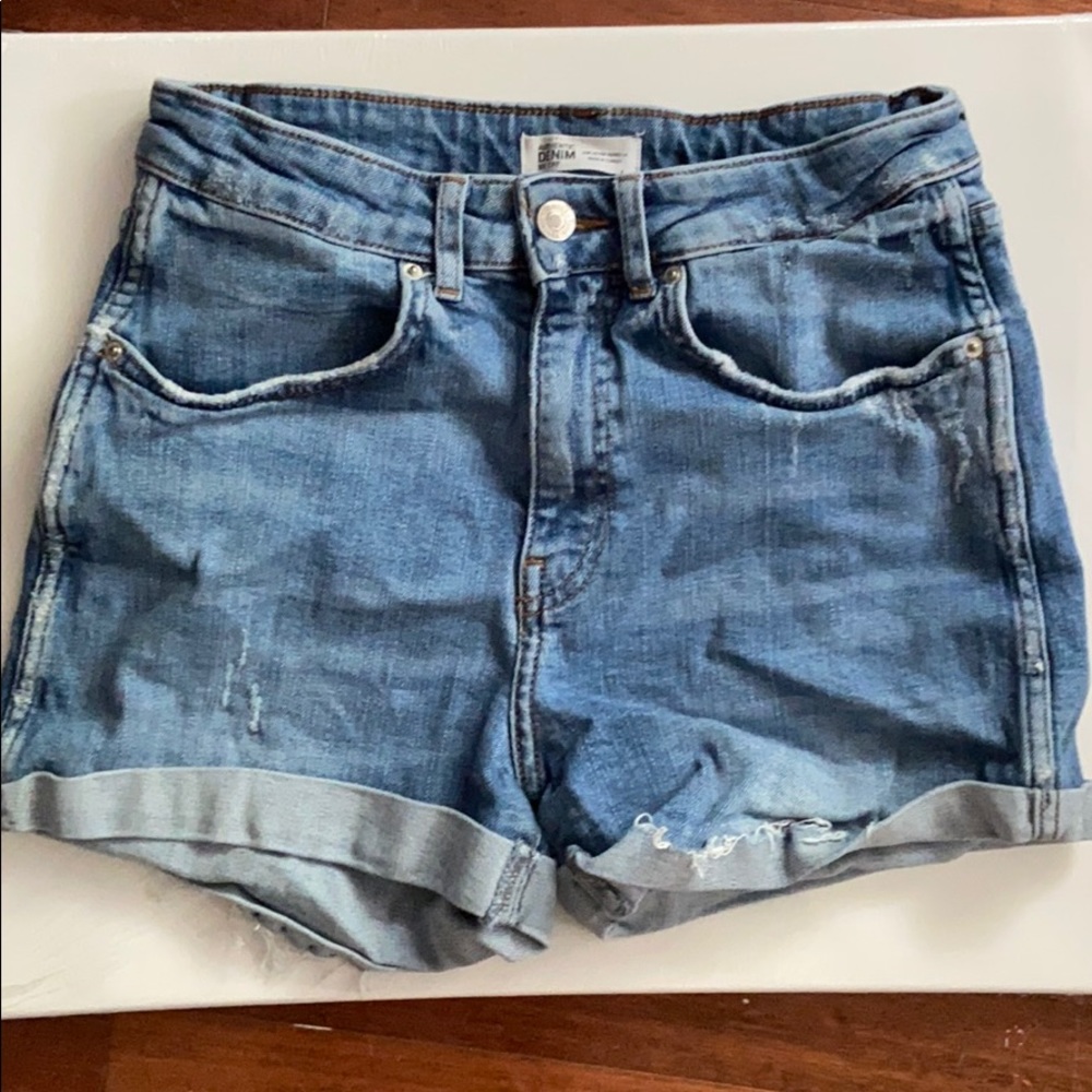 Size 02 (43 EUR) lightwash denim jean shorts